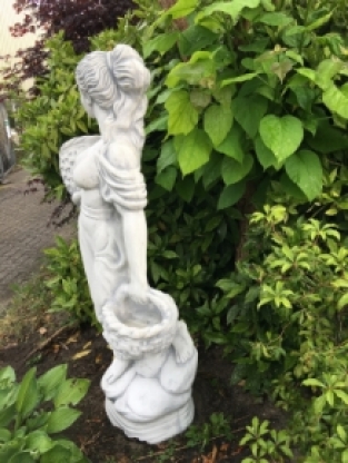 Schöne weiße Steinstatue einer stehenden Dame mit 2 Blumenkörben!